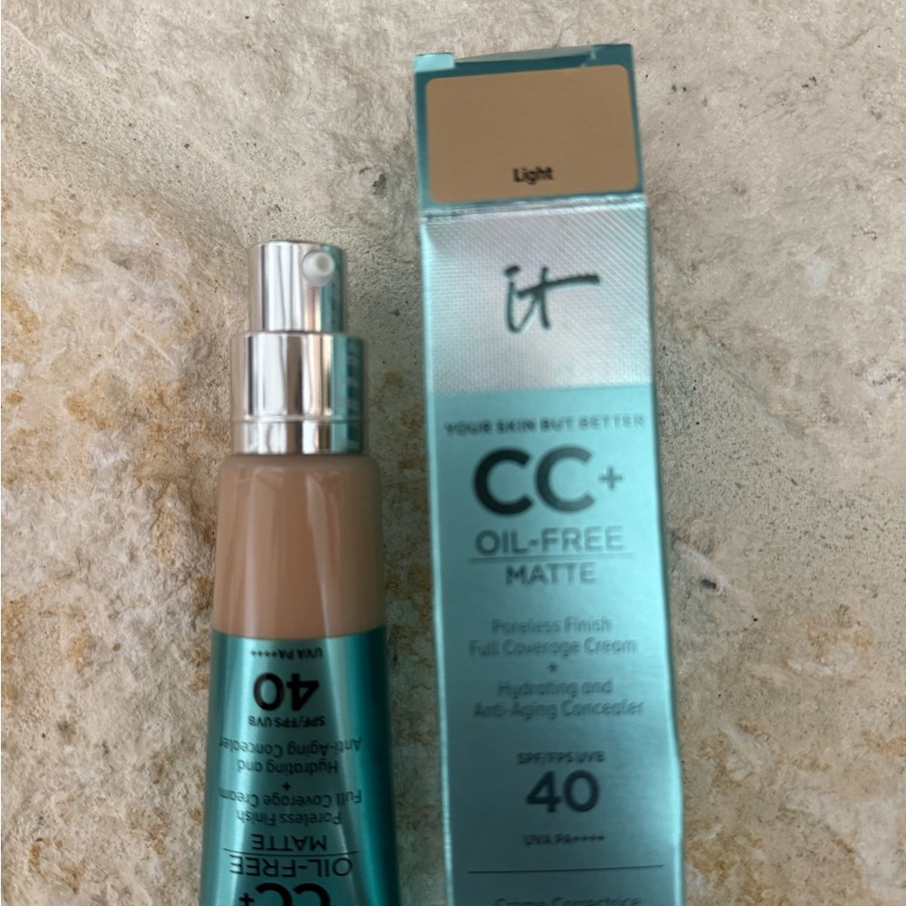 IT Cosmetics CC+ Oil-Free Matte Foundation with SPF 40- Shade: LIGHT - Picture 2 of 4